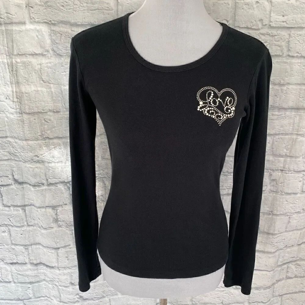 Women scoopneck Longsleeve black top w/studded Love on front of top